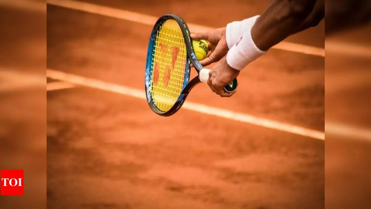 What are some good tennis rackets for tournament players?